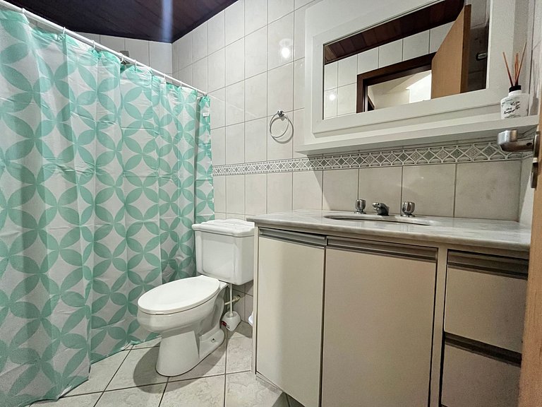 B481 Apto 3 quartos frente para avenida 8 pessoas