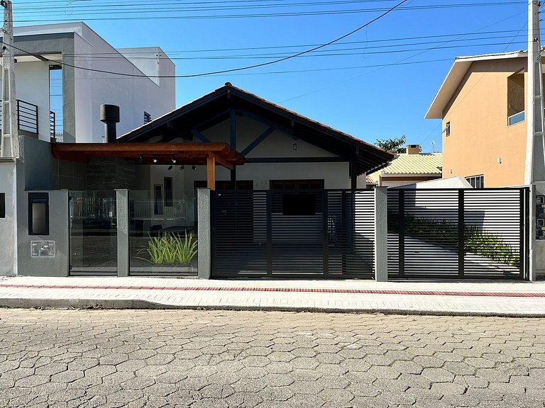 B150 - Casa com 03 suítes em Bombinhas