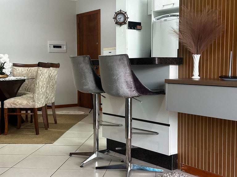 B254- Apto 3 quartos com 2 vagas de garagem Bombas