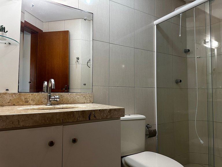 B254- Apto 3 quartos com 2 vagas de garagem Bombas