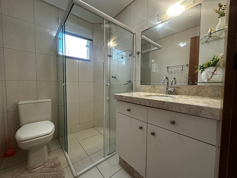 B254- Apto 3 quartos com 2 vagas de garagem Bombas