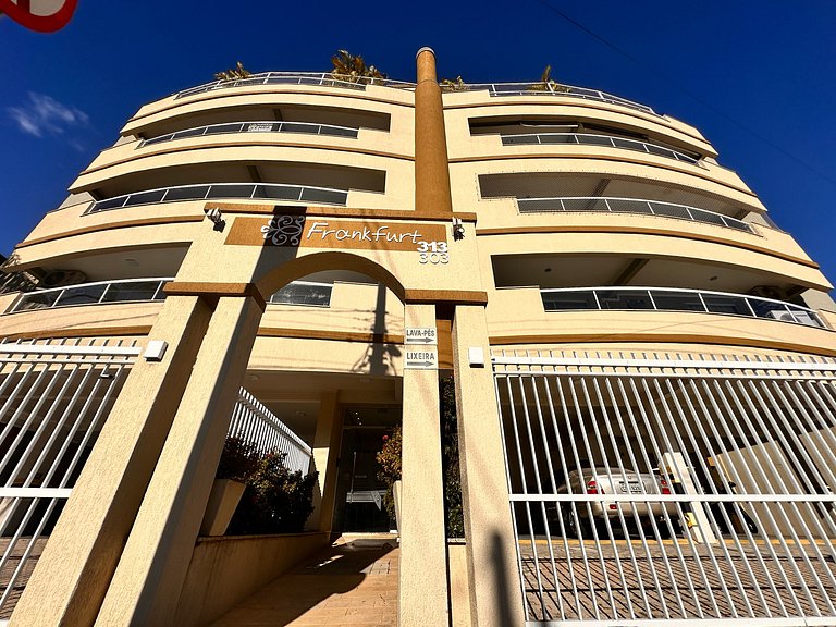 B275 - Apto 02 quartos em Bombas com churrasqueira