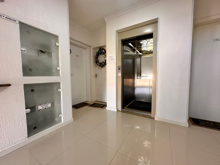 B275 - Apto 02 quartos em Bombas com churrasqueira