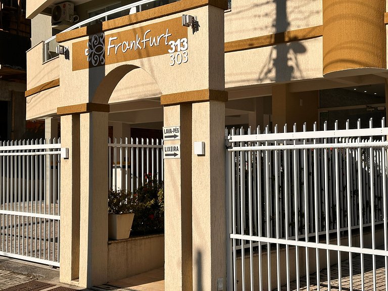 B275 - Apto 02 quartos em Bombas com churrasqueira