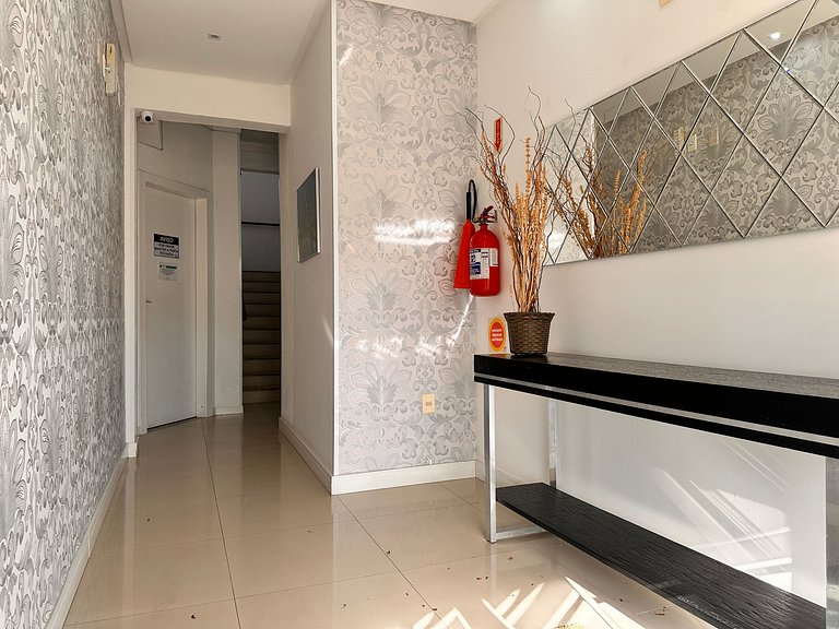 B275 - Apto 02 quartos em Bombas com churrasqueira