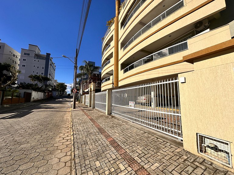 B275 - Apto 02 quartos em Bombas com churrasqueira