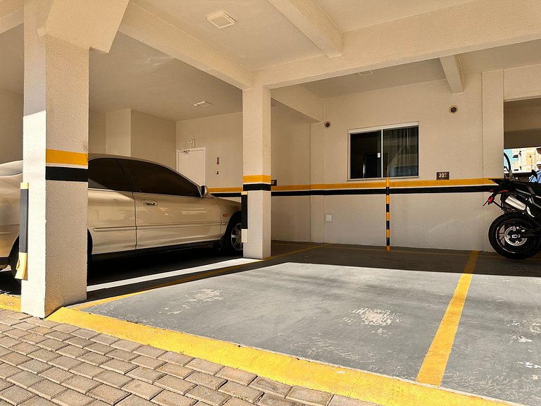 B275 - Apto 02 quartos em Bombas com churrasqueira