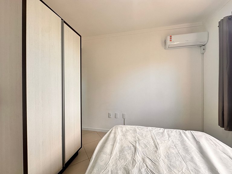 B275 - Apto 02 quartos em Bombas com churrasqueira