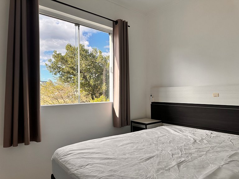 B275 - Apto 02 quartos em Bombas com churrasqueira