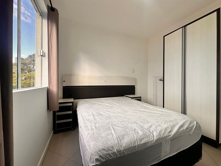 B275 - Apto 02 quartos em Bombas com churrasqueira