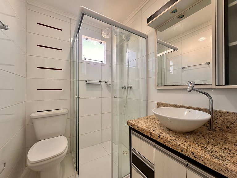 B275 - Apto 02 quartos em Bombas com churrasqueira