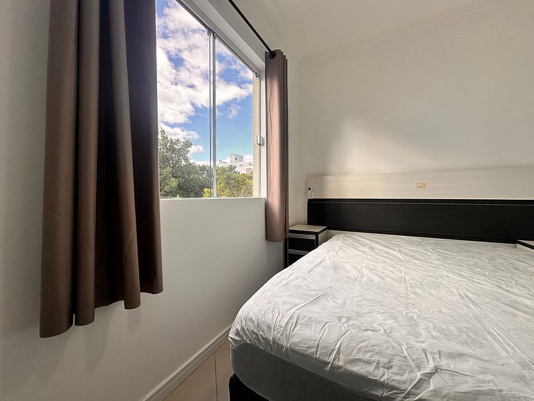 B275 - Apto 02 quartos em Bombas com churrasqueira