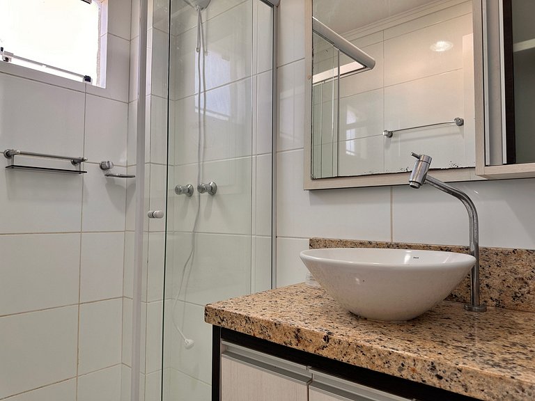 B275 - Apto 02 quartos em Bombas com churrasqueira