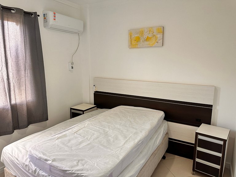 B275 - Apto 02 quartos em Bombas com churrasqueira