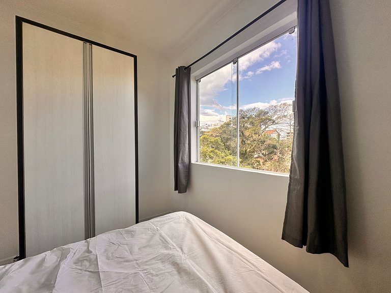 B275 - Apto 02 quartos em Bombas com churrasqueira