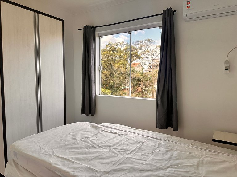 B275 - Apto 02 quartos em Bombas com churrasqueira