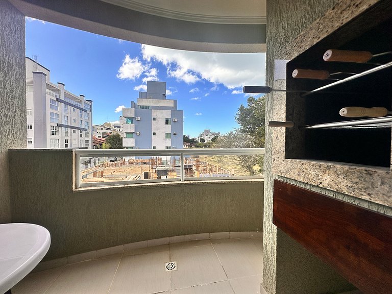 B275 - Apto 02 quartos em Bombas com churrasqueira