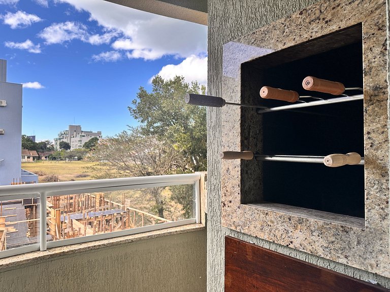 B275 - Apto 02 quartos em Bombas com churrasqueira