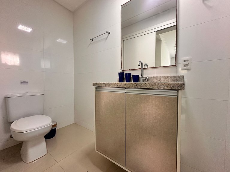 B100 - Apartamento para aluguel próximo à praia para até 8 p