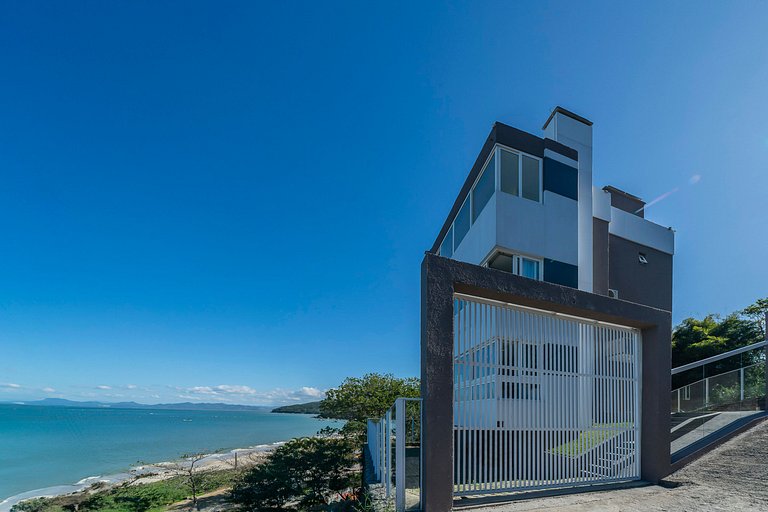 B300 - Casa Beira Mar com piscina Privativa