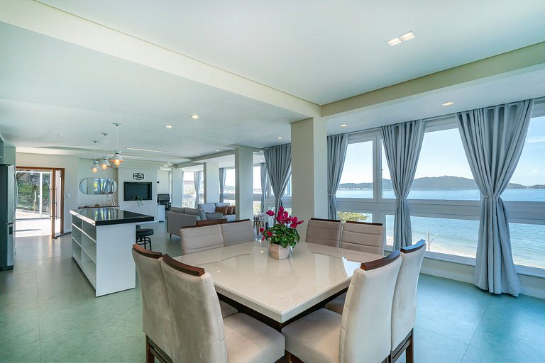 B300 - Casa Beira Mar com piscina Privativa