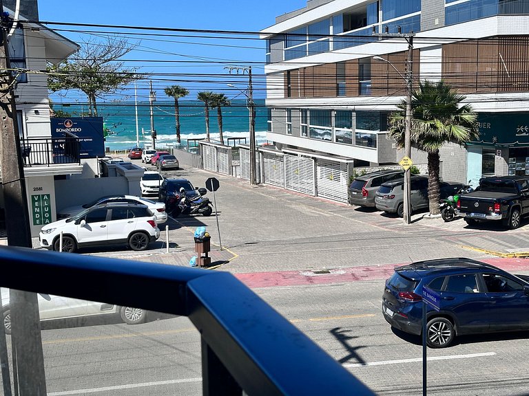 B484 - Apto 3 quartos perto do mar e com vista.