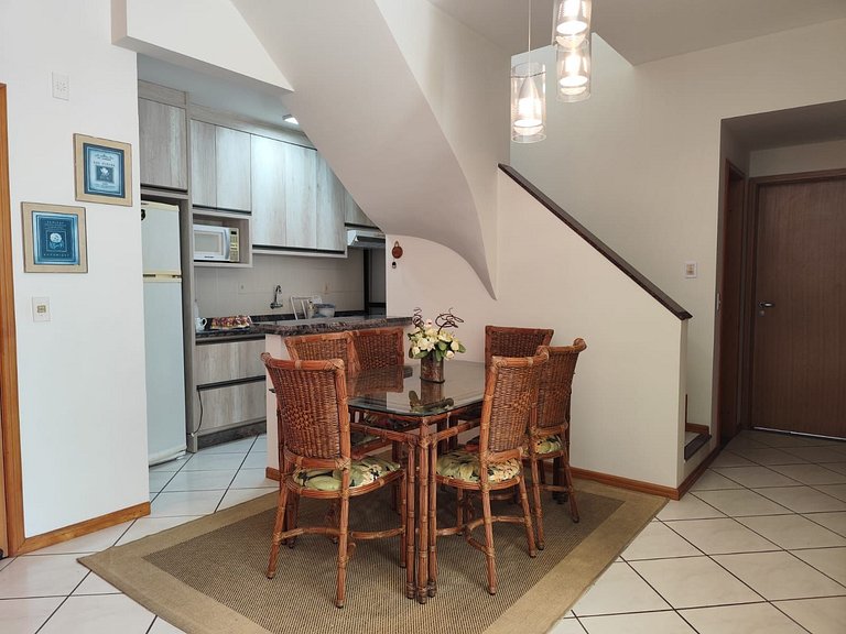 B362 - Cobertura a poucos passos do mar com piscina privativ