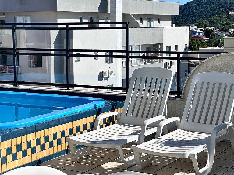 B362 - Cobertura a poucos passos do mar com piscina privativ